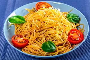 Spaghetti with tomatoes on a blue background (Flip 2019)