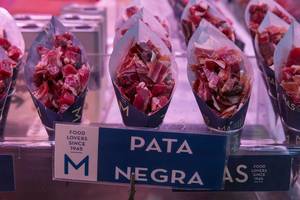 Spanische Tapas: Pata Negra ist Schinken aus Schweinefleisch und wird in gerollten Tüten zum Mitnehmen in Barcelona (Spanien) verkauft