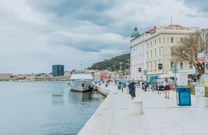 Spaziergang entlang der Hafenpromenade in Split, Kroatien