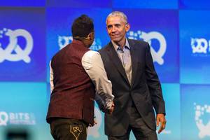 Speaker Dan Ram und Barack Obama schütteln sich zur Begrüßung die Hand, in der Messehalle in München, während des Oktoberfestes