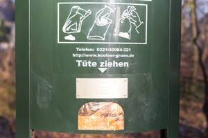 Spender für Hundekotbeutel in Kölner Grünanlage