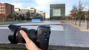 Spiegelreflex Kamera Canon in der Nahaufnahme vor dem Thyssen Krupp Hauptgebäude in Essen