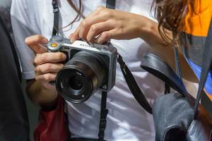 Spiegelreflexkamera von Hasselblad mit Objektiv in Frauenhand an der Photokina Köln