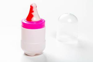 Spielzeug Baby Trinkflasche mit Nippel auf weißem Hintergrund