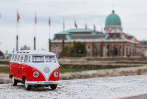 Spielzeug-Nachbau des ersten VW-Busses vor der Burg von Budapest in Unschärfe