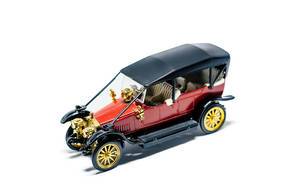 Spielzeugauto in Form eines antiken Russo-Balt Wagens