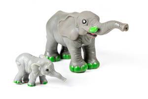 Spielzeugfiguren: Elefant und Baby-Elefant auf weißem Hintergrund