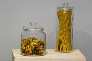 Spirelli und Spagetti in Glasbehältern