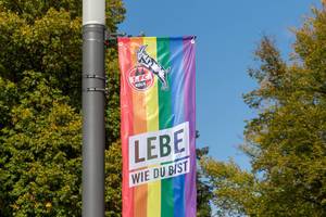 Sportler setzen Zeichen gegen Homophobie: 1. FC Köln feiert den "Lebe wie du bist" - Diverstity-Tag mit Fahnen in Regenbogenfarben