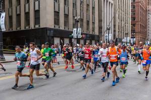 Sportliche Männer laufen in Sportbekleidung den Chicago Marathon 2019