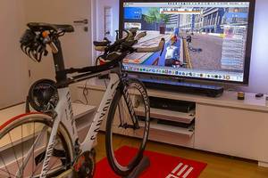 Sportliches Videospiel mit echtem Fahrrad und Rennradspiel auf dem Bildschirm