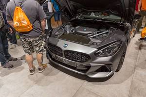 Sportwagen auf der IAA: Offene Motorhaube des BMW Z4 Roadster