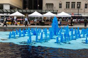 Springbrunnen mit blau gefärbtem Wasser - City Market, Chicago