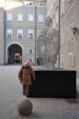 Springendes Kind vor der Residenz, Salzburg