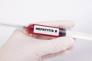 Spritze mit Injektionsnadel und dem Text Hepatitis B