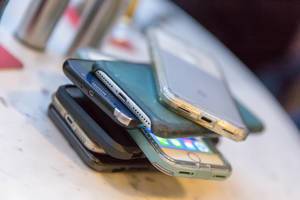 Stack of different Smartphones for Digital Detoxing while eating