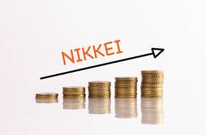Stapel aus Münzen mit Pfeil und dem Text Nikkei