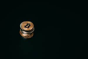 Stapel von Bitcoin Münzen vor schwarzem Hintergrund