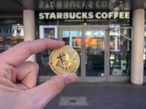 Starbucks akzeptiert die Kryptowährung Bitcoin als Zahlungsmethode, hier am Friesenplatz in Köln