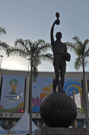 Statue von Bellini vor dem Maracanã-Stadion - Fußball-WM 2014, Brasilien