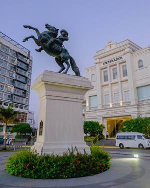 Statue zeigt Reiter auf Pferd auf Verkehrsinsel, vor dem Museum für Zeitgenössische Kunst "Casa de Emperador" in Iloilo, Philippinen