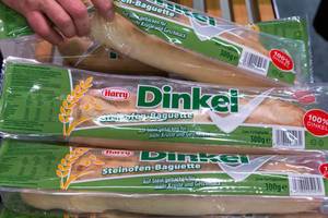 Steinofen-Baguette aus Dinkel von Harry Bäcker, zum Aufbacken in Plastik verpackt