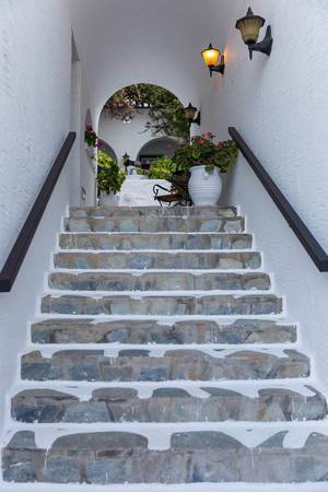Steintreppe und weißer Kalkstein des mediterranen Hotels Antirides in Naoussa