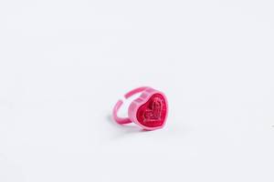 Stempel-Ring in Form eines Herzen. Kinderspielzeug
