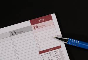 Stift zeigt den leeren Raum im Kalender