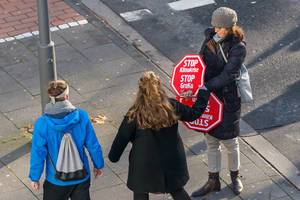 Stop Klimakrise - Stop GroKo Stopschilder werden verteilt um ein Zeichen zu setzen