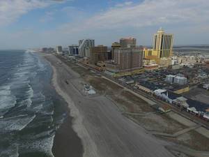 Strand und Skyline von Atlantic City mit Boogie Nights und Tropicana (Drohnenfoto), USA