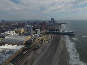 Strand und Skyline von Atlantic City mit Playground Shopping Mall und Caesars Casino Hotel (Drohnenfoto), USA