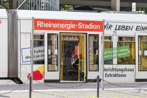 Straßenbahnhaltestelle am Rheinenergie-Stadion in Köln