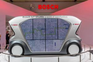 Straßenkarte auf der Fensterfläche des Bosch IoT Shuttle, fahrerloser Transportwagen durch autonomes Fahren