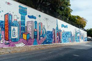Straßenkunst auf Fliesenwand beim Jardim da Estrela in Lissabon, Portugal