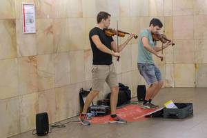 Straßenkünstler spielen Geige in der Moskauer Metro