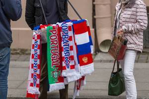 Straßenverkäufer mit Fußball-Fan-Schals verschiedener Nationalmannschaften