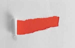Streifen einens roten Lochs innerhalb von weißem Papier zur Textunterbringung - horizontale Nahaufnahme