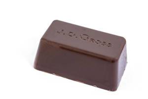 Stück Premium-Schokolade von J.D. Gross isoliert vor weißem Hintergrund