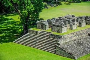 Stufenpyramide der Maya