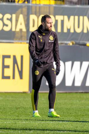 Stürmer Paco Alcácer in schwarzer Trainingsjacke beim BVB-Training