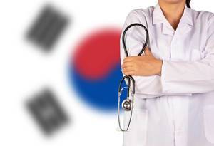 Südkoreanisches Gesundheitssystem symbolisiert durch die Nationalflagge und eine Ärztin mit Stethoskop in der Hand