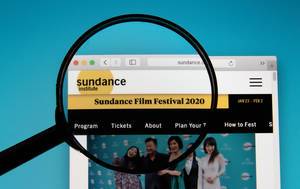 Sundance Film Festival Logo auf Internetseite wird durch Lupe hervorgehoben
