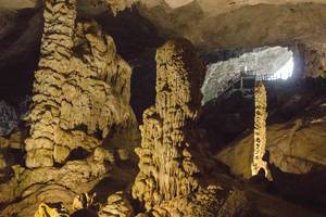 Sung Sot Cave Höhle in Vietnam, Halong Bay, mit Stalagmiten