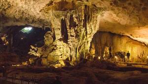 Sung Sot Cave Höhle in Vietnam, Halong Bay, wird auch Höhle der Überraschug genannt