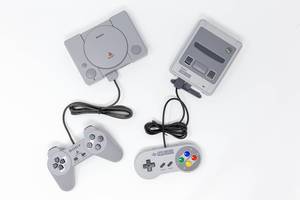 Super Nintendo und Playstation Classic Konsolen auf weißem Hintergrund
