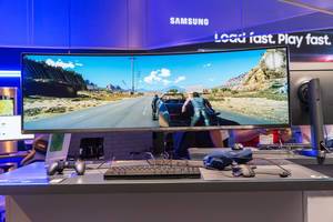 Super ultra-wide monitor by Samsung at Gamescom 2018
