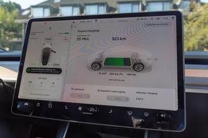 Supercharging-Batterieanzeige auf dem Display, während der Elektroauto-Ladung an einer Tesla Supercharger Ladestation