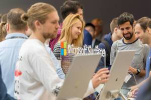 Surface Geräte am Messestand von Microsoft
