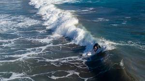Surfing the Wave: Surfer in den Wellen
